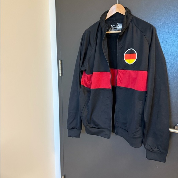 Men's XL soccer zip up EUC Black and Red Bomber Jacket with Emblem - Picture 3 of 11